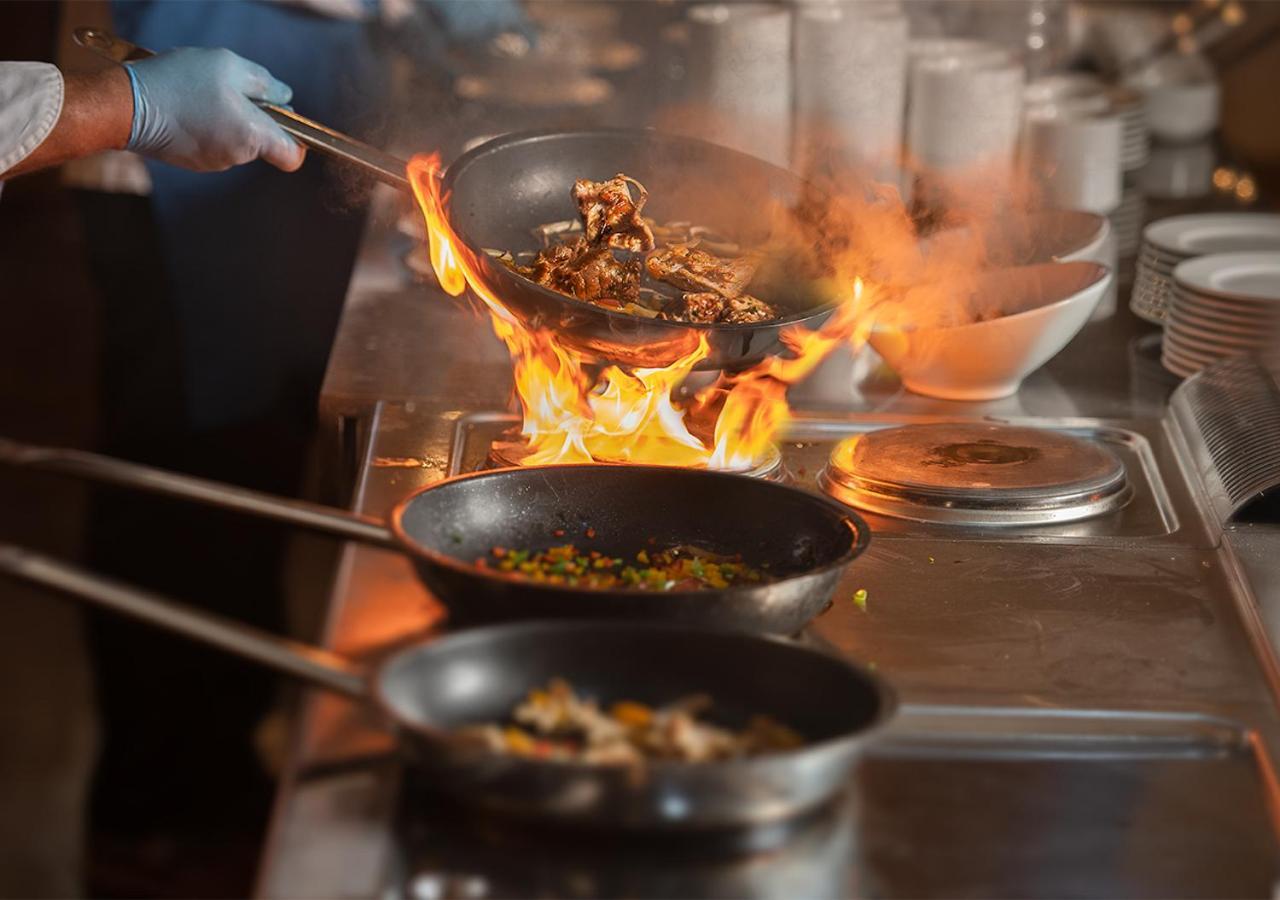 Crystal Inn Hotel - Alamein (Adults Only) 阿莱曼 外观 照片 A chef cooking with a wok