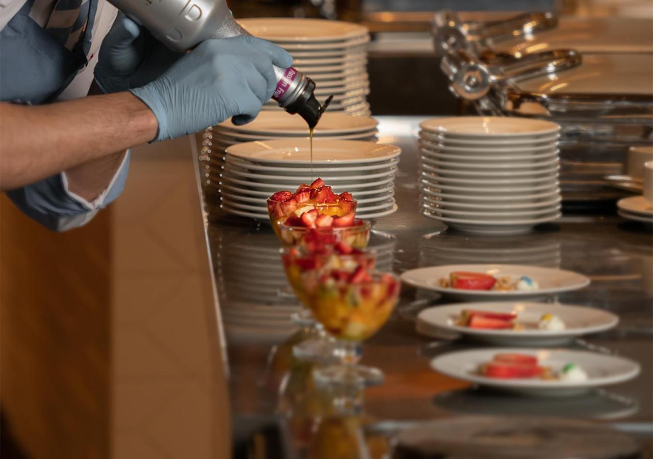 Crystal Inn Hotel - Alamein (Adults Only) 阿莱曼 外观 照片 A pastry chef finishing a dessert